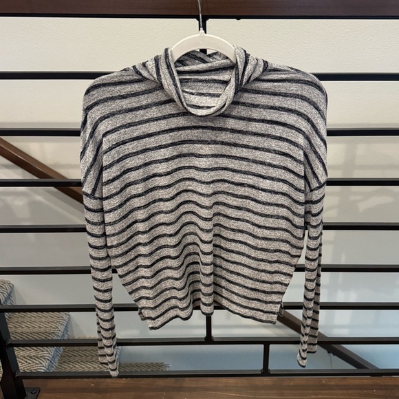 Banana Republic LuxeSpun Gray and Navy Blue Striped Turtle Neck Long Sleeve Top - Picture 1 of 4
